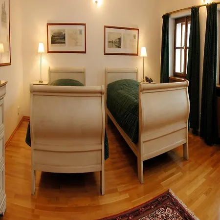 Ξενοδοχείο Rezidence Lundborg 4*